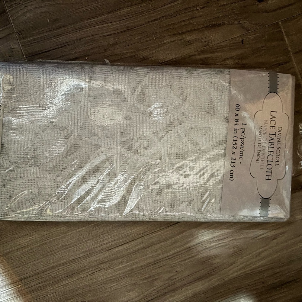 Lace Tablecloth in white